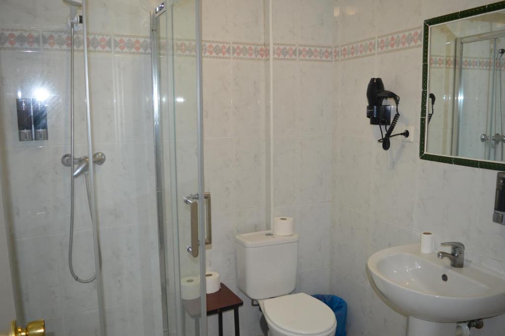Baño compartido del Hostal Doña Carmen