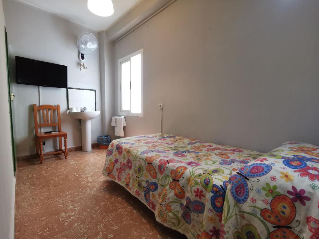 Habitación individual del hostal con baño compartido