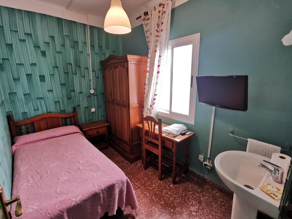 Habitación individual con lavabo del Hostal Doña Carmen